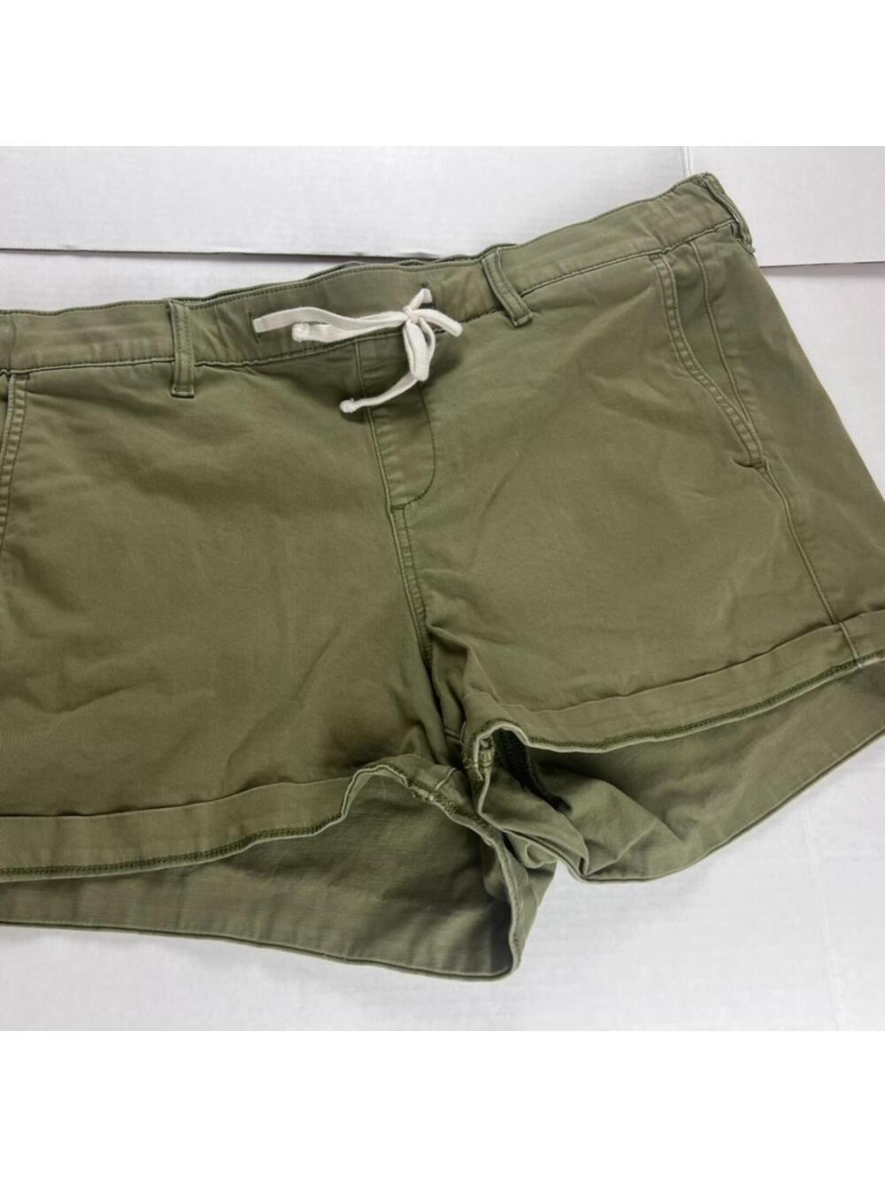 Torrid Feel the Fit Shorts Women Size 1 (1X, 14-16) Green Flat Front Cuffed Hem